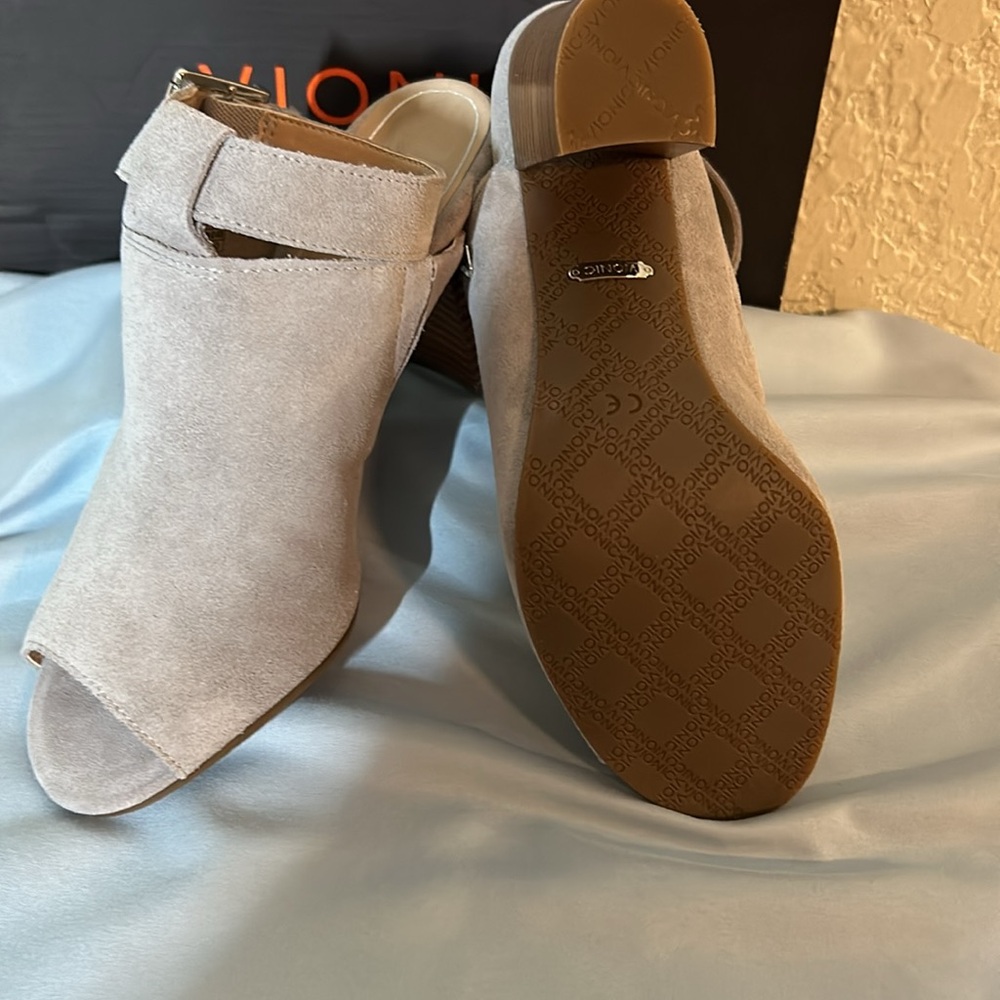NWT Vionic Heels - Picture 4 of 4